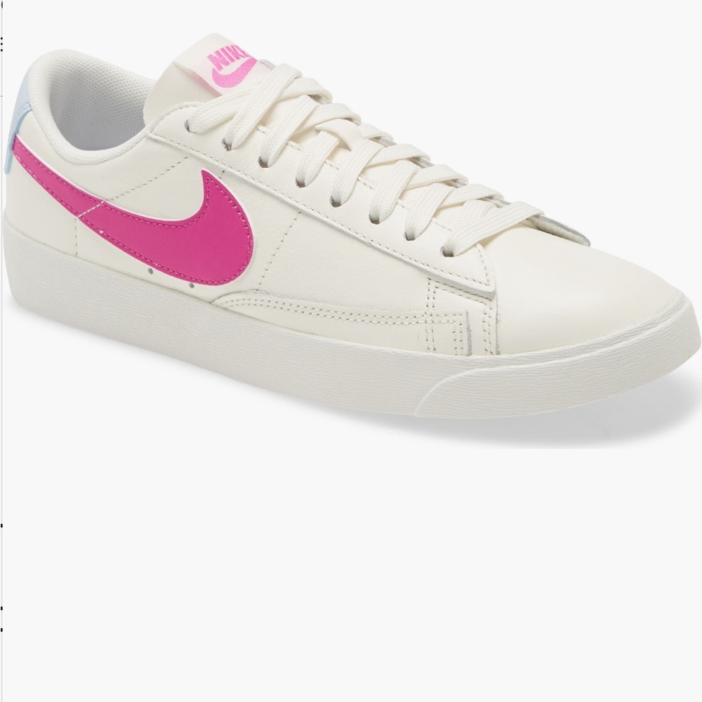 Nike blazer low SE Sneaker White and Pink Sneakers